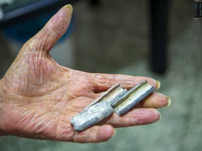 In basso vengono invece sistemati i piombi, pesi che vengono chiusi sulle corde e fissati battendoli su un'incudine